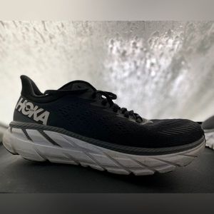 Hoka One One Women’s “clifton 7” size 10.5 black and white